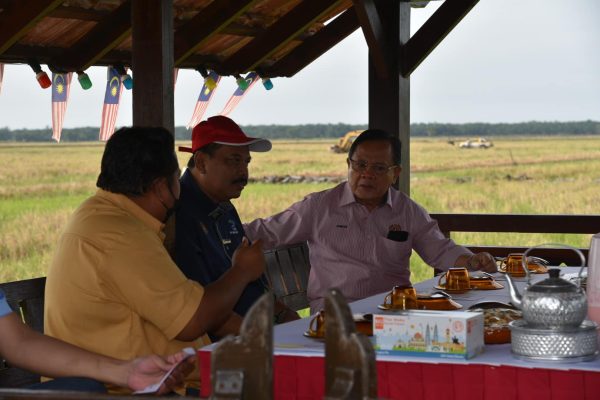 Lawatan Kerja Timbalan Menteri Ke Projek Kelompok Sawah Sungai Balang, Muar