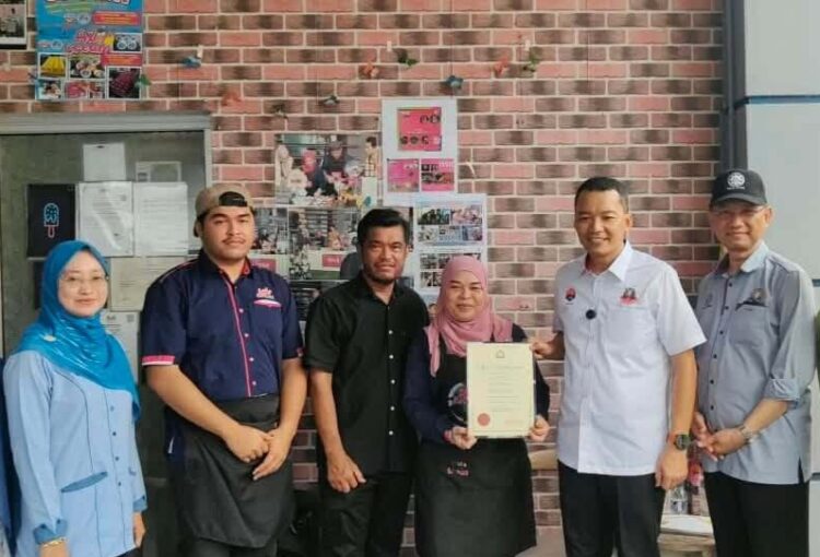 AZMIRHIM ENTERPRISE TEROKA POTENSI PRODUK AISKRIM, PERKUKUH USAHAWAN TEMPATAN DI PONTIAN